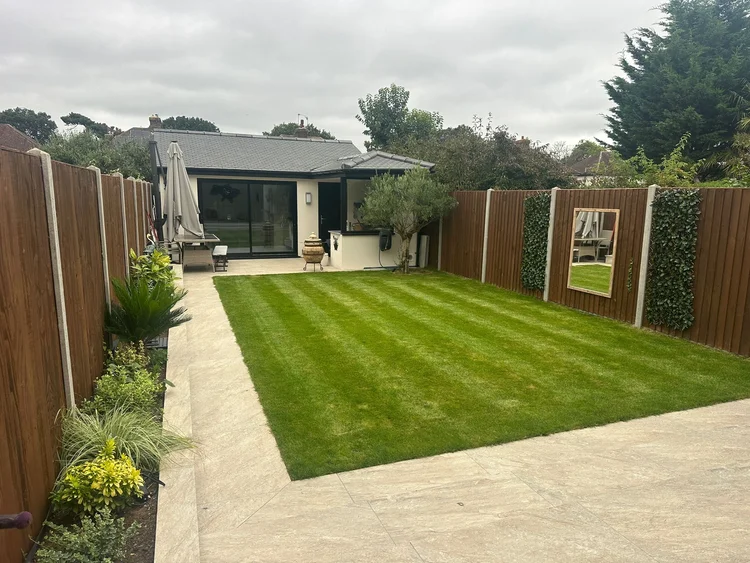 Lawn House, Day